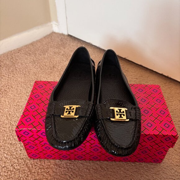 Tory Burch Kendrick driving loafers in black patent leather - Picture 3 of 12